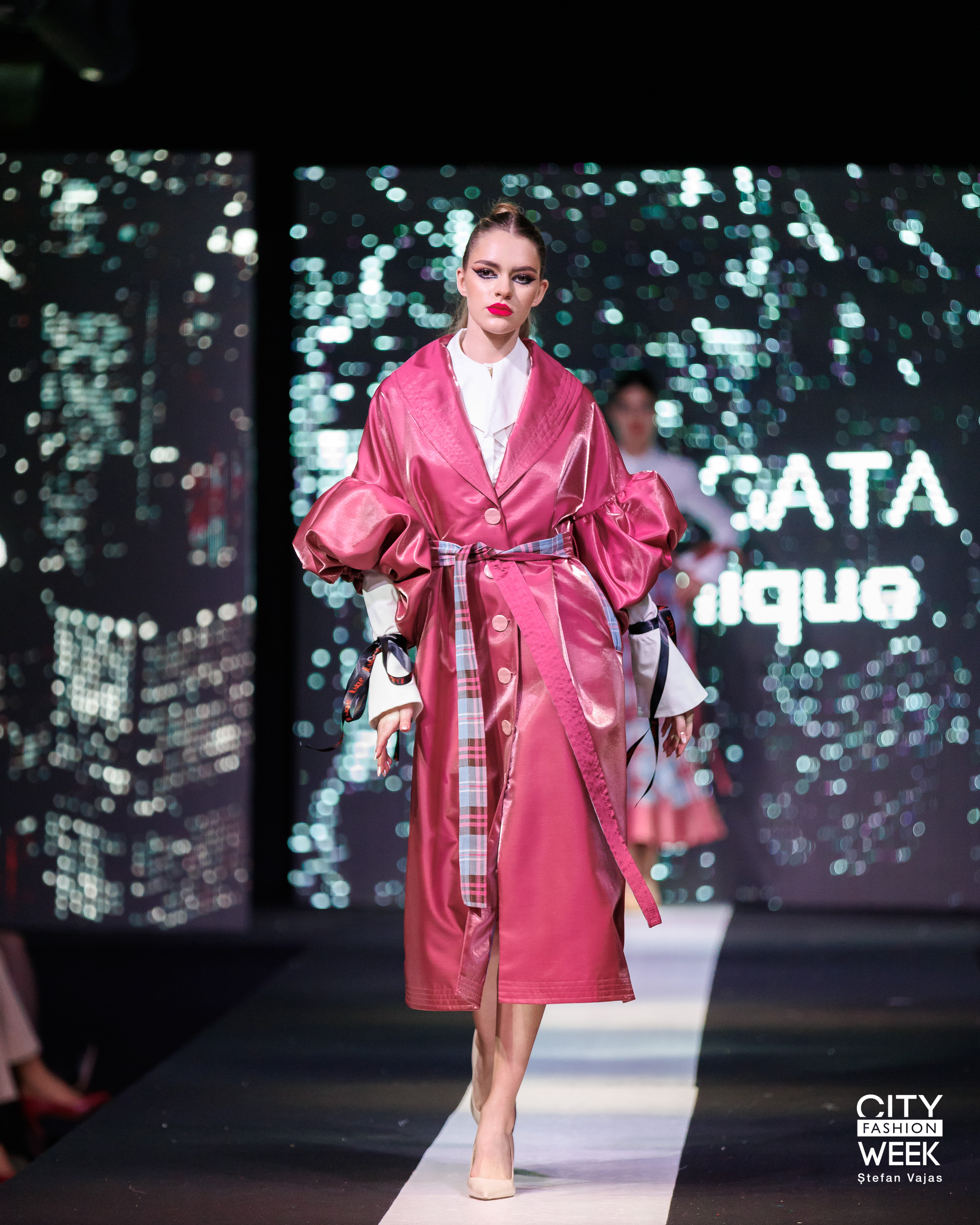 Pardesiu rose din Tafta de Lux si Maneci cu Volum - imagine 3