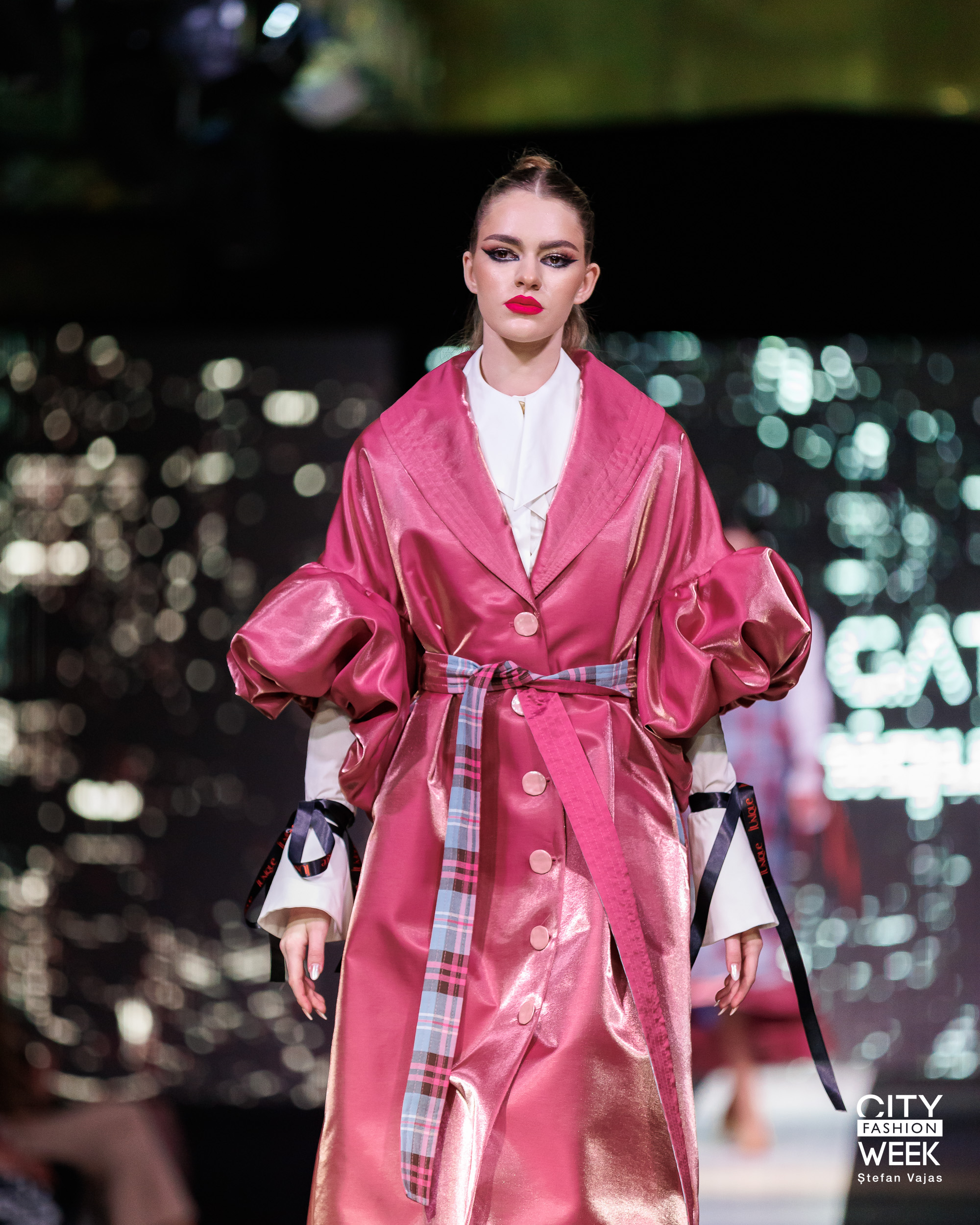 Pardesiu rose din Tafta de Lux si Maneci cu Volum - imagine 6