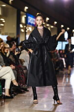 Pardesiu negru din Tafta de Lux si Maneci cu Volum - imagine 6